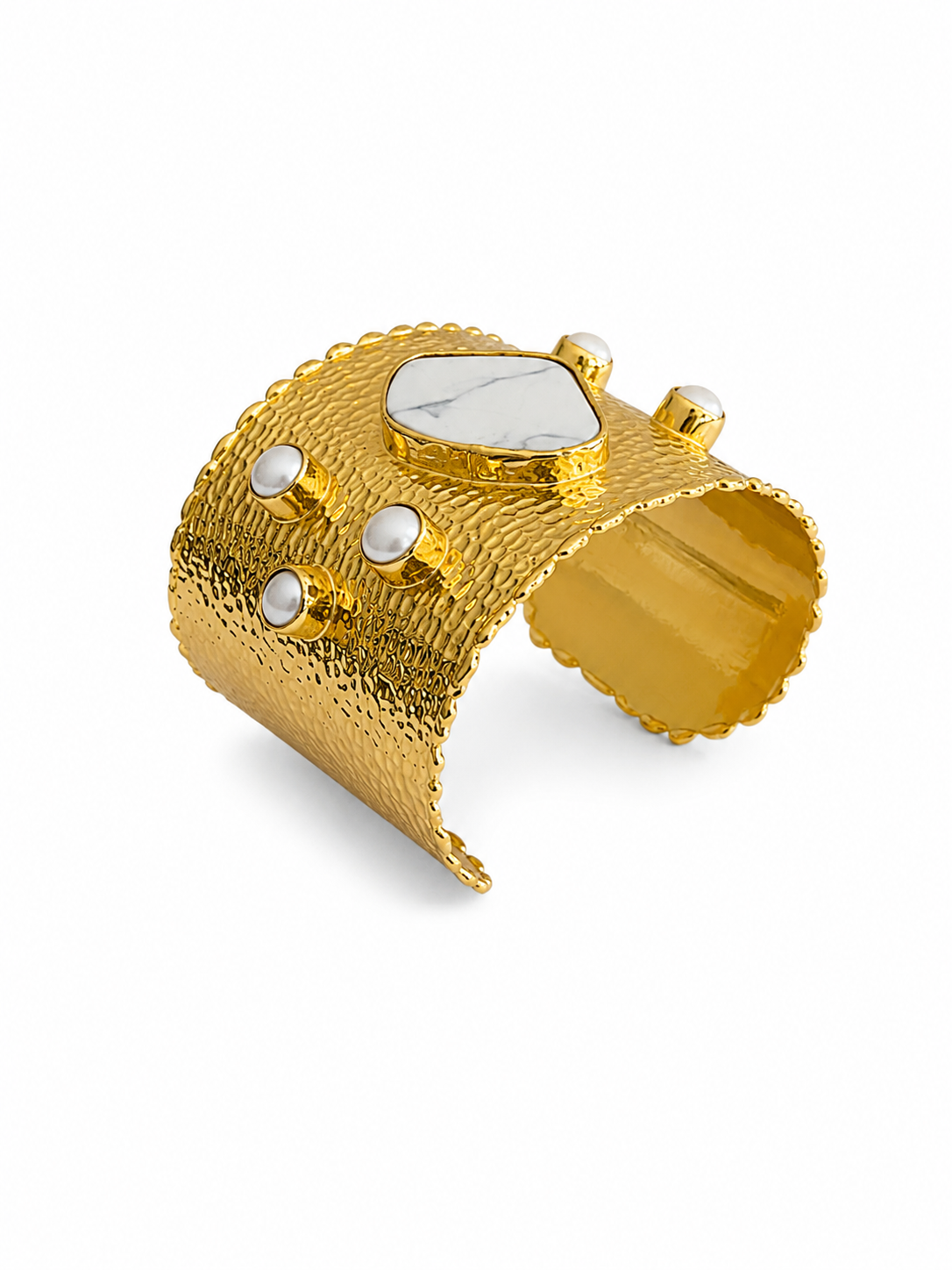 Brazalete de ónice blanco y perlas
