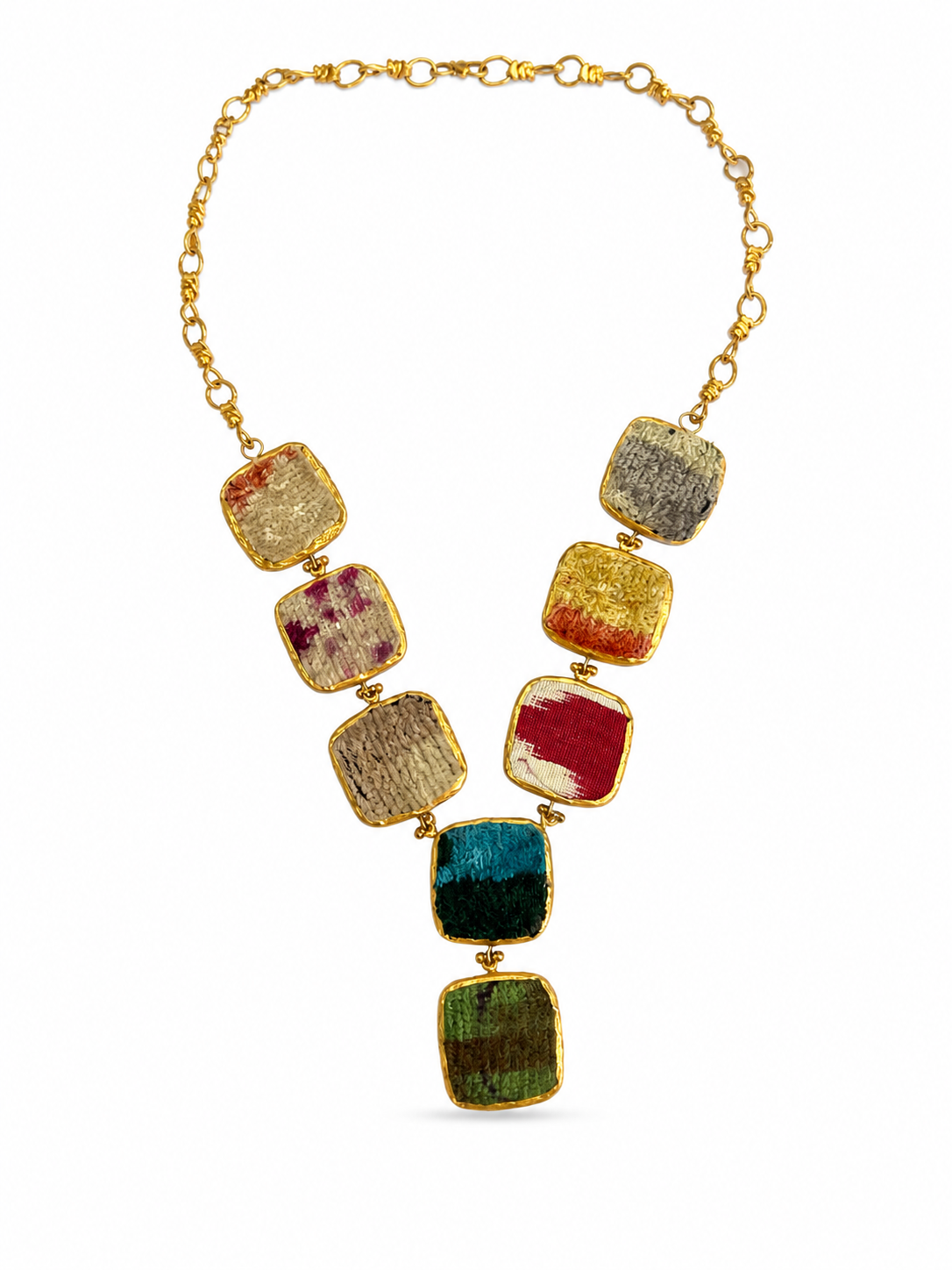 Collar de tela y latón en baño de oro