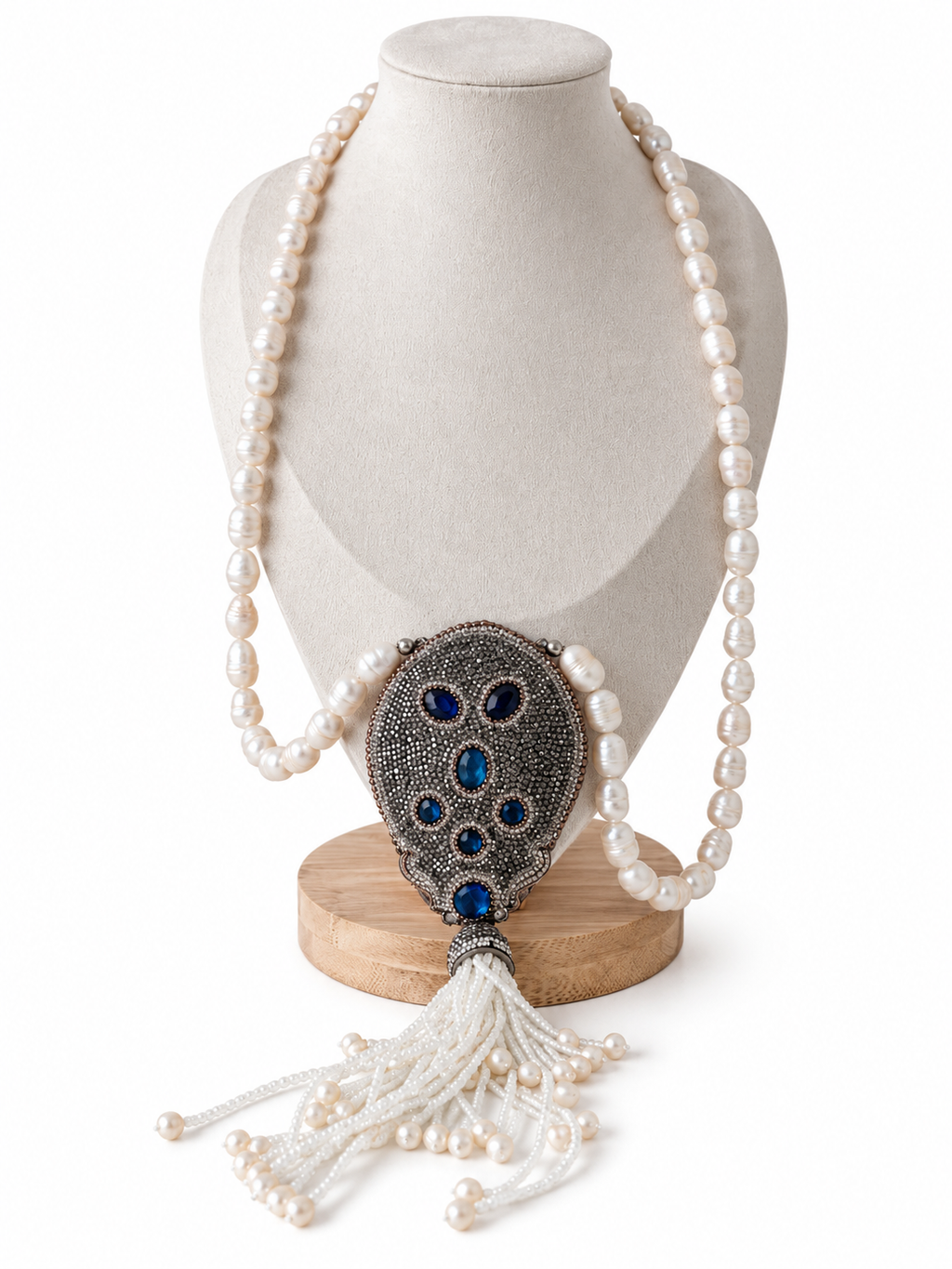 Collar de Perlas de río y pieza central de Plata con Circonitas