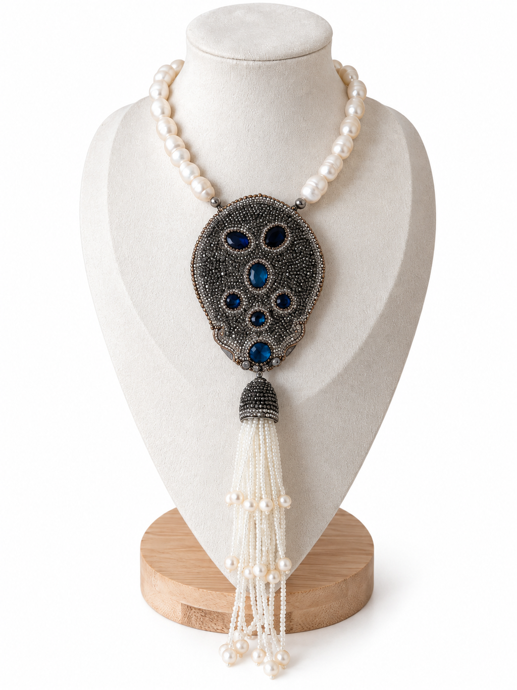 Collar de Perlas de río y pieza central de Plata con Circonitas