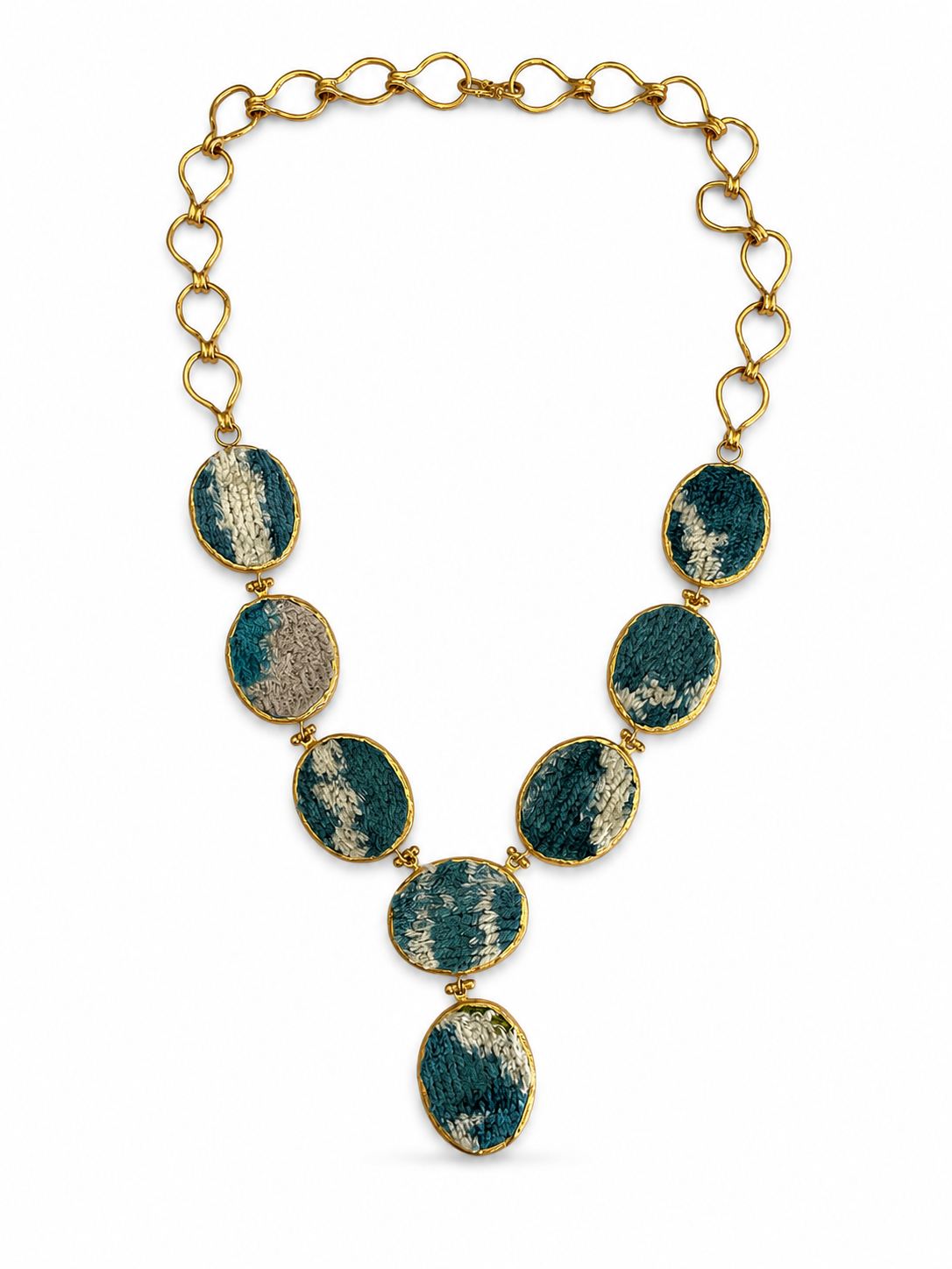 Collar de tela y latón en baño de oro